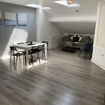 Deluxe Duplex Apartment Talbot St Sleeps 8