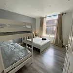Deluxe Duplex Apartment Talbot St Sleeps 8