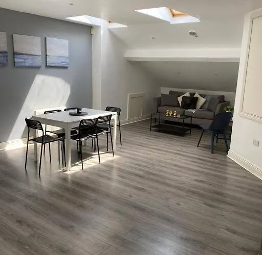Deluxe Duplex Apartment Talbot St Sleeps 8