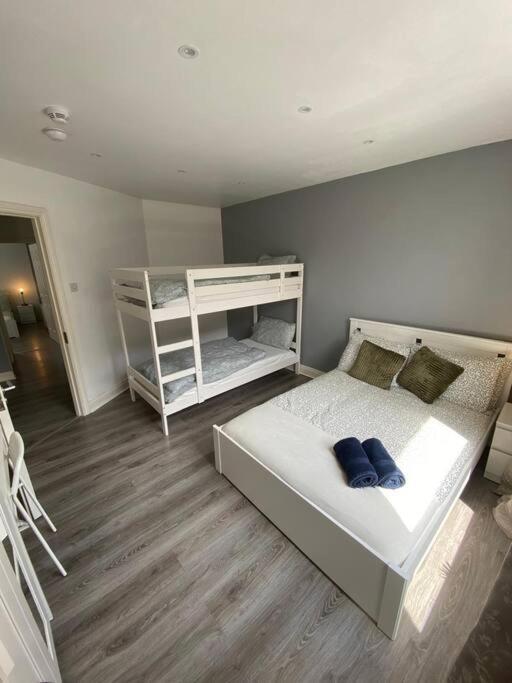 Deluxe Duplex Talbot St Sleeps 8 *