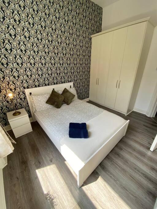 Deluxe Duplex Talbot St Sleeps 8 *