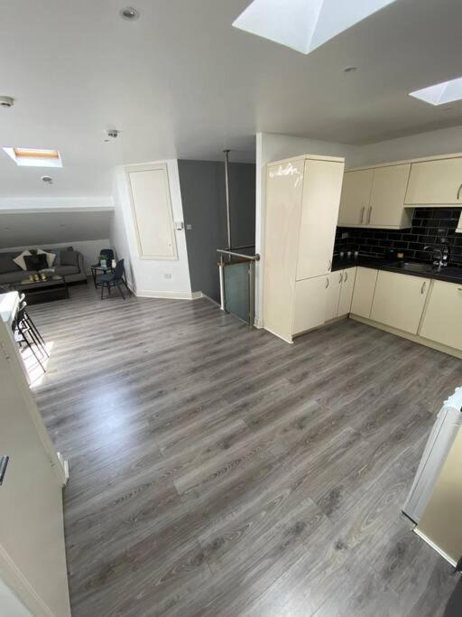Deluxe Duplex Talbot St Sleeps 8 Apartment